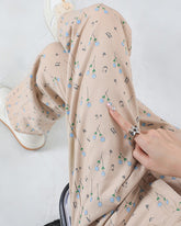 Pantalones florales con estética cottagecore